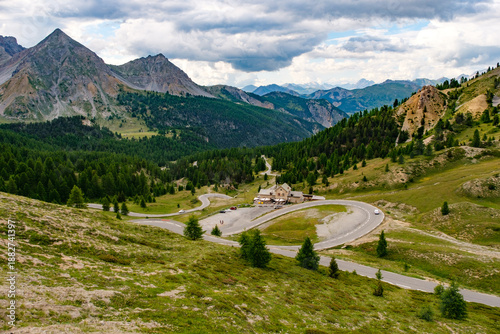 Vue sur le refuge Napoléon (col d'Izoard, Alpes, France)