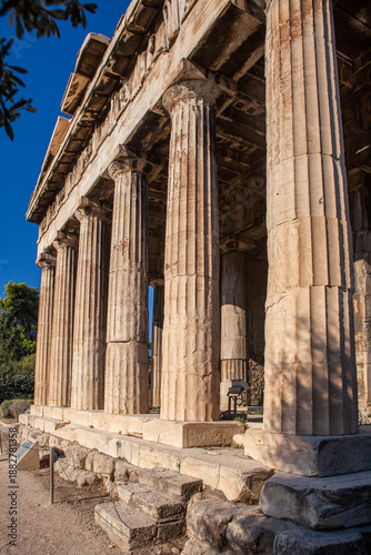 Billede på lærred Massive Doric columns of the Temple of Hephaestus, one of the best-preserved ancient Greek temples, located in the Ancient Agora of Athens