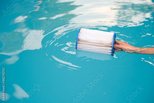 Foto Сhild Playing with Replacement Pool Filter Cartridge in Swimming Pool