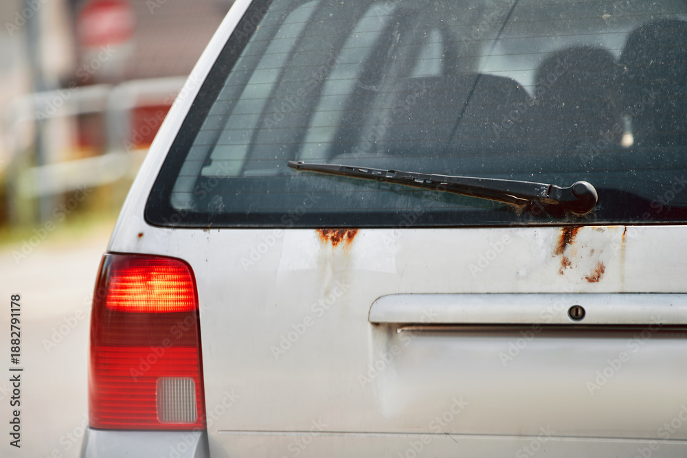 Obraz premium Close-up of car rear with rust
