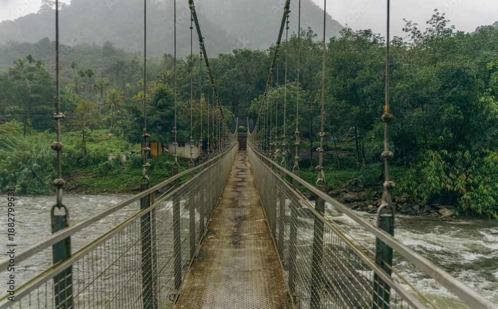 Obraz premium Bridge over a river with a bridge that is wet