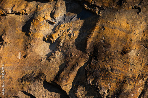 Φωτογραφία vista macro di una superficie rocciosa ruvida e naturale, dalle sfumature di col