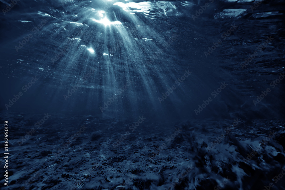 Naklejka premium underwater dark background, deep black water, gloomy deep waters abstract underwater backdrop