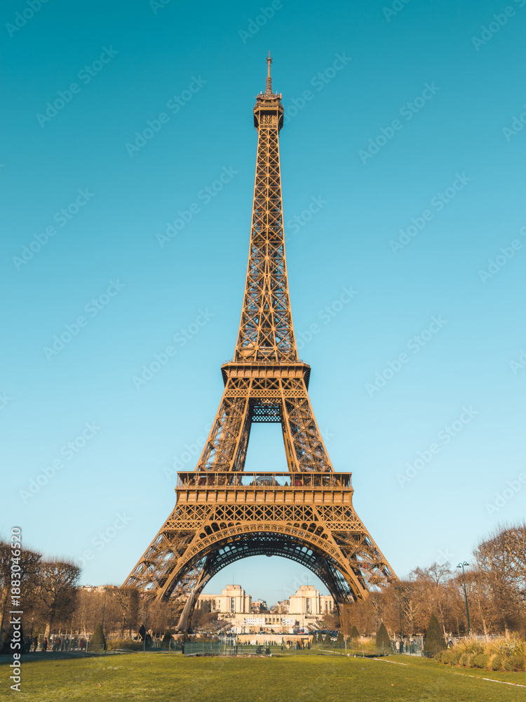 Obraz premium Eiffel Tower with blue sky, Paris