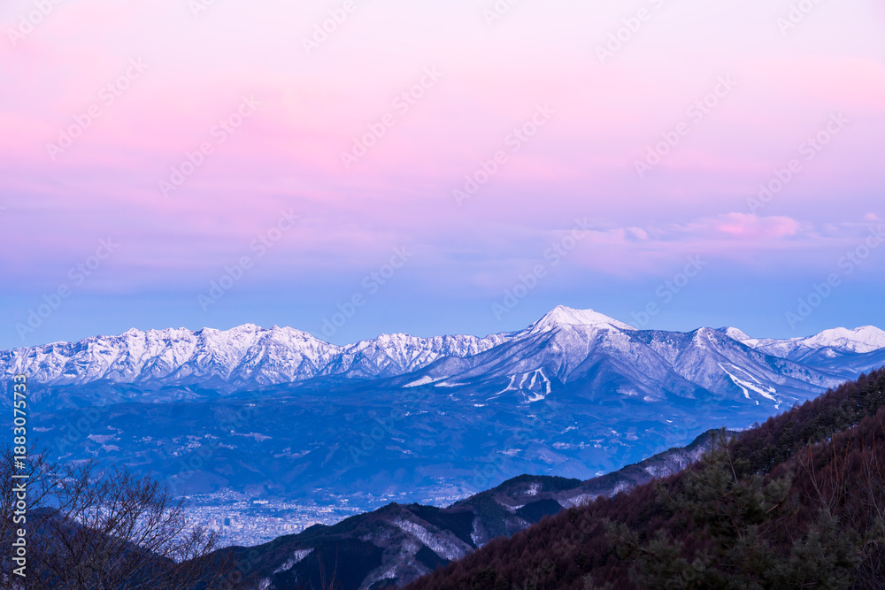 Fototapeta premium 冬の峰の原高原から夜明け前の北アルプスモルゲンロート