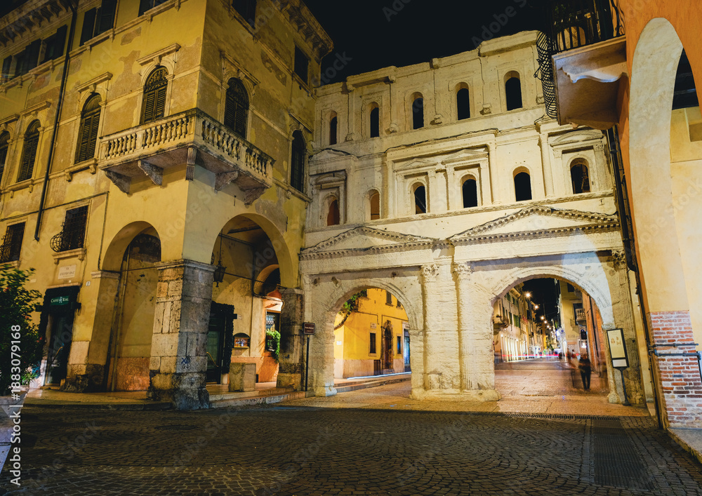 Obraz premium Porta Borsari, is one of the gates that opened along the Roman walls of Verona, at night