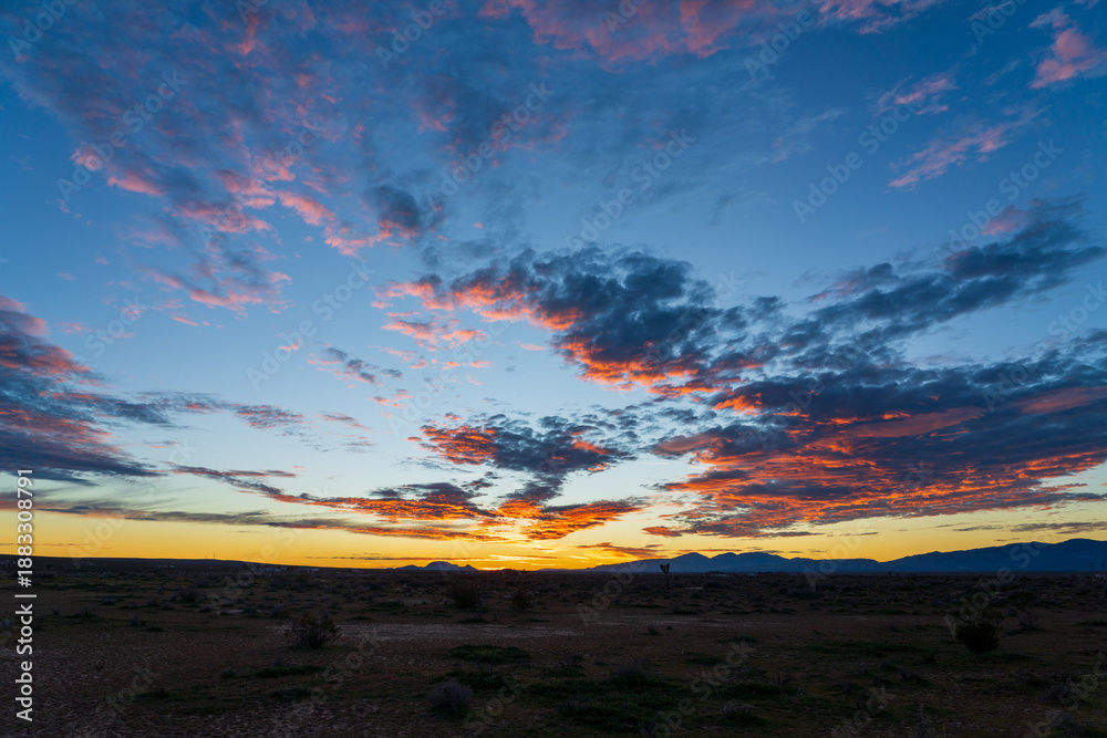 Obraz premium Chasing Light: Sunset Clouds Over the Mojave Desert