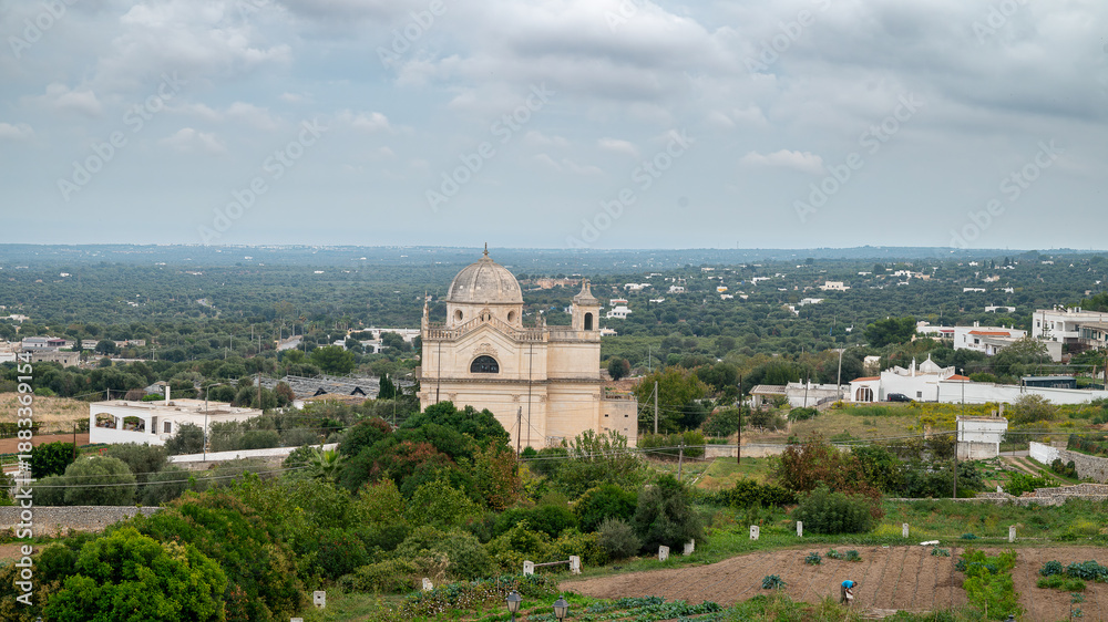 Obraz premium Blick von den Hügeln der weißen Stadt Ostuni in der süditalienischen Region Apulien