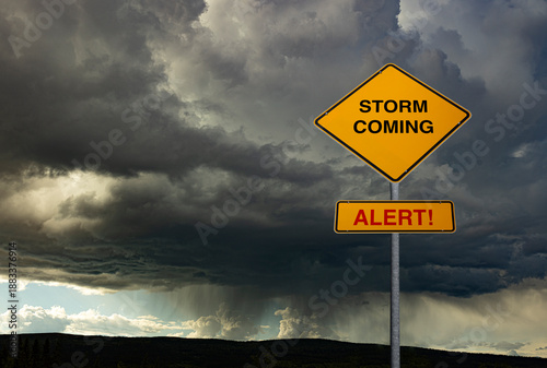 Schild mit Warnung Strom Coming Alert