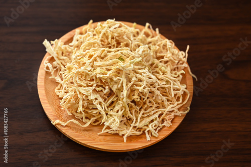 木の皿に盛った切り干し大根