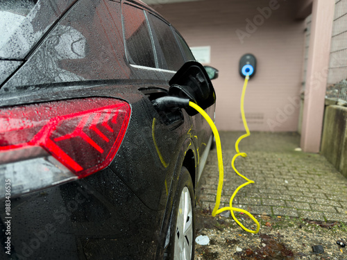 Ein E-Auto wird an einer Wallbox aufgeladen, Wuppertal, Deutschland