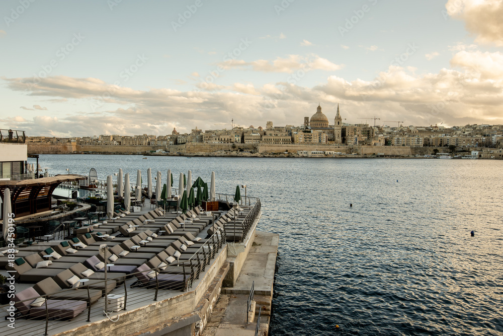 Obraz premium Stunning sunset view of Valletta from the Sliema seafront in Malta