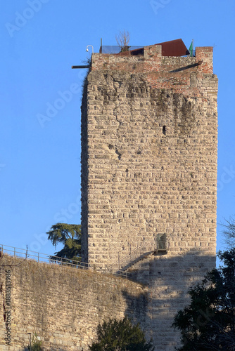 torre del castello visconteo di trezzo sull'adda in italia