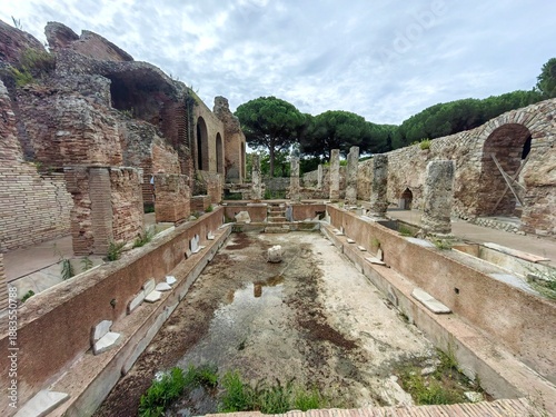 ruins of ancient roman ridere, Terme di Traiano