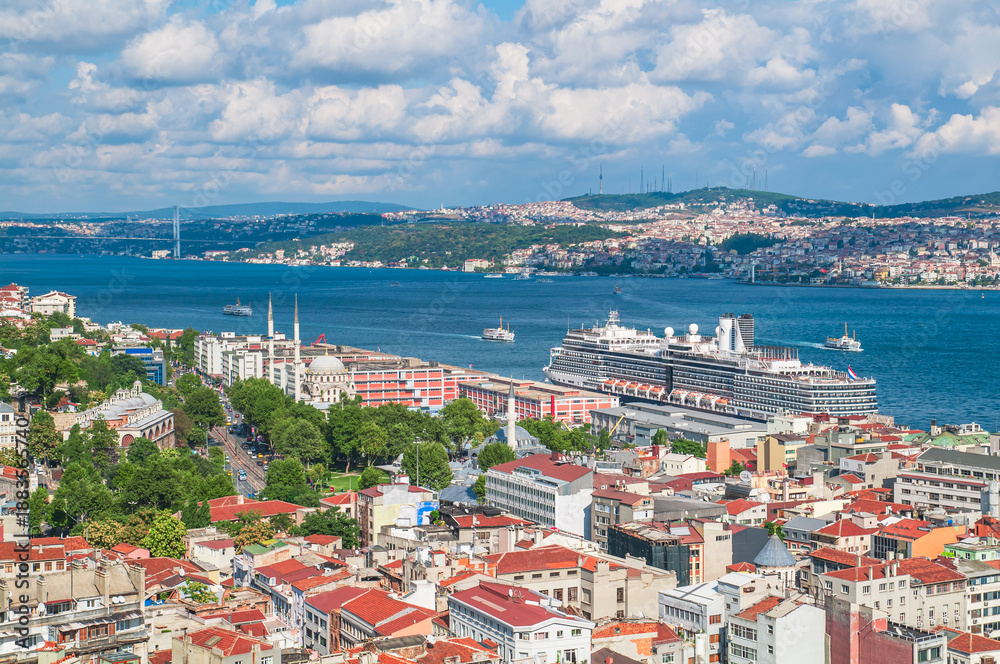 Obraz premium View of the Bosphorus from Galata Tower.