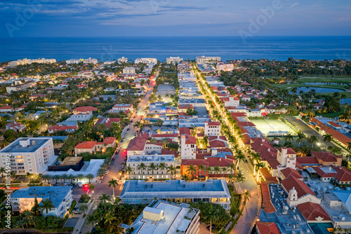 Foto aerial view of Peruvian and Worth Avenues in Palm Beach