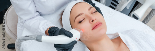 Cuadro en lienzo Young woman receiving laser treatment in cosmetology clinic