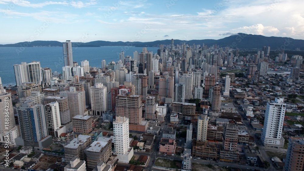 Obraz premium beach and large buildings of Meia Praia, Itapema, Santa Catarina, Panoramic aerial image of coastline, city, nature, large constructions, landscapes
