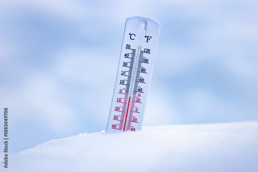 Obraz premium thermometer showing freezing temperature in winter