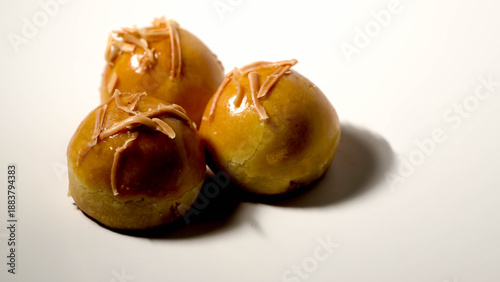 Detailed photo of nastar cake filled with pineapple cream and topped with sliced ​​cheese served on a plate