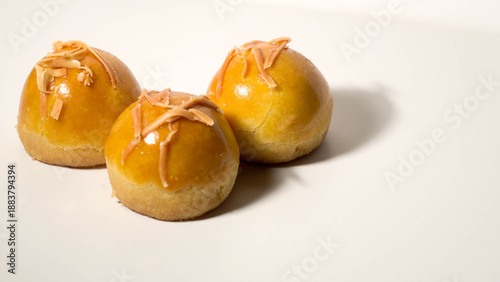 close up photo of delicious homemade nastar cake filled with pineapple cream and topped with sliced ​​cheese 