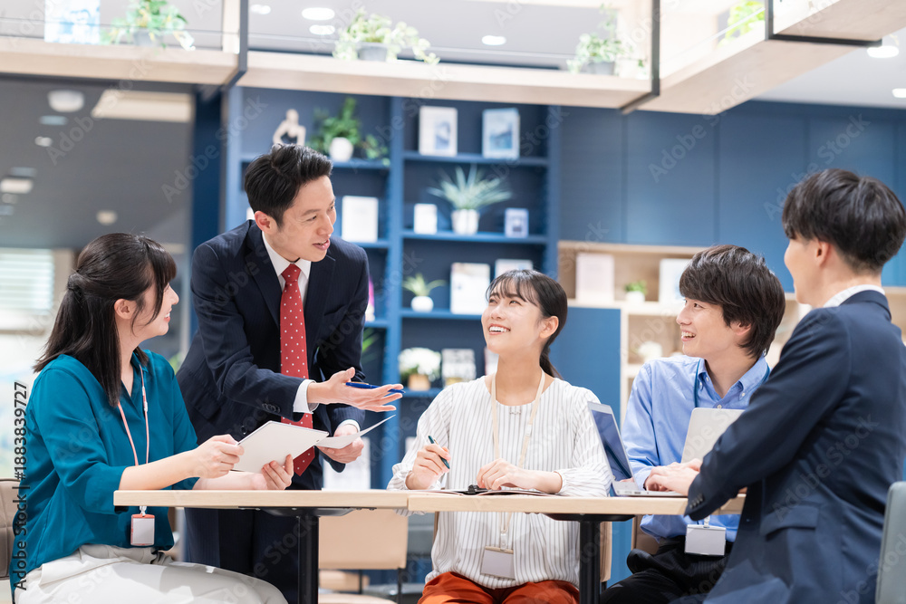 Foto オフィスで会議をするビジネスマン