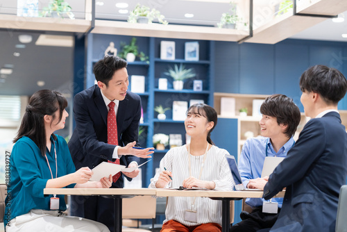 オフィスで会議をするビジネスマン