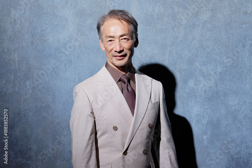 Wallpaper Mural スーツを着たシニア男性のポートレート　黒背景 Torontodigital.ca