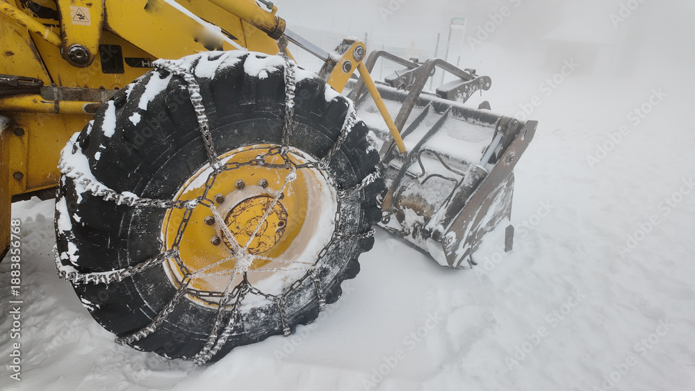 Obraz premium Heavy equipment clears snow in winter storm
