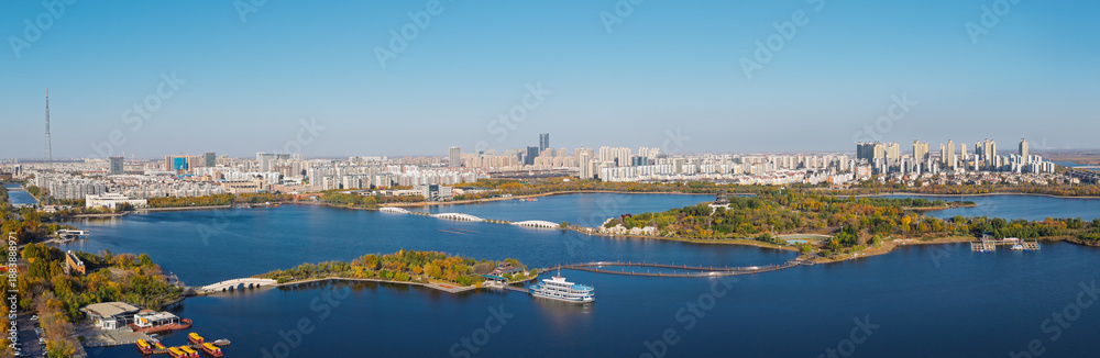 Fototapeta premium Aerial view of the urban architectural scenery and autumn landscape of Qingfeng Lake in Dongying, Shandong, China