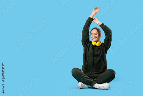 Young woman in sports suit ...