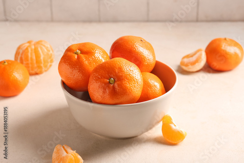 Tableau sur toile Bowl with sweet tangerines on white grunge background, closeup