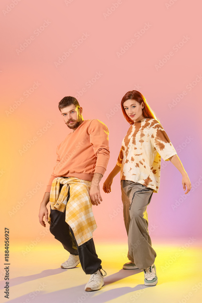Obraz premium Couple of hip-hop dancers on light background