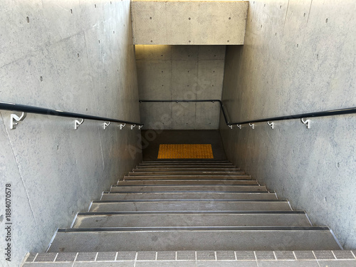 地下へと向かう階段