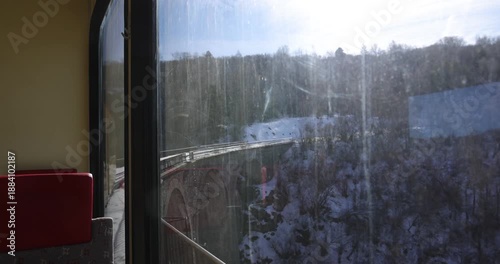 Wallpaper Mural train dans la neige franchissant un pont vertigineux Torontodigital.ca