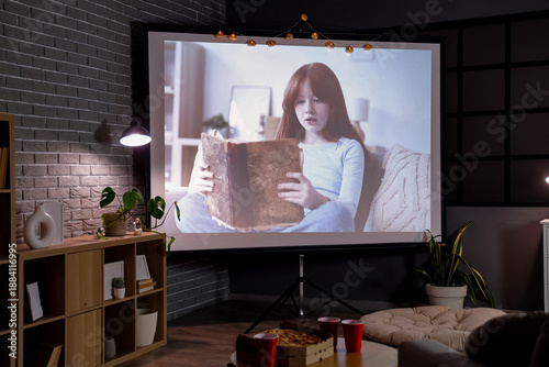 Foto Interior of dark room with video projector screen. Home cinema