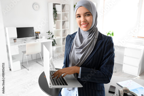 Beautiful Muslim businesswo...