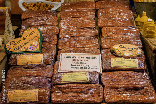 Fotografija Traditional gingerbread loaves at a bakery around Christmas, Strasbourg, France