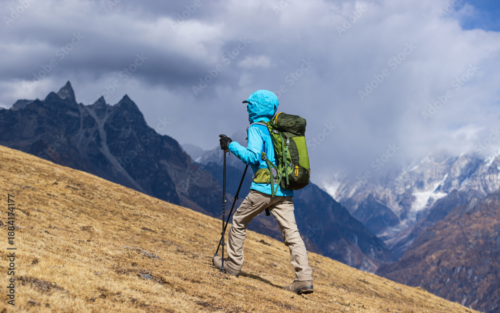 Obraz premium Backpacking woman hiking on high altitude mountain top