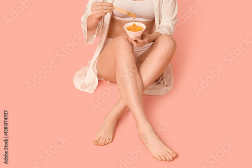Beautiful young woman holdi...
