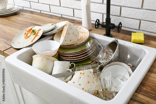 Quadro su tela Sink with dirty dishes in kitchen
