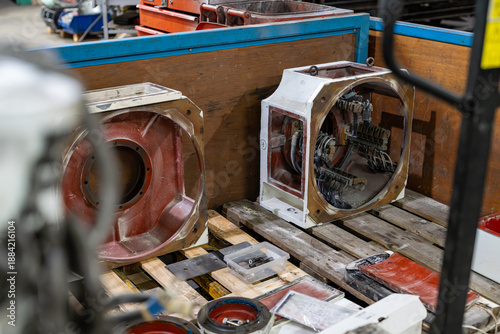 Tableau sur toile Gros plan sur l’intérieur d’un moteur électrique démonté, montrant les bobinages et composants électromécaniques lors d’une opération de maintenance industrielle