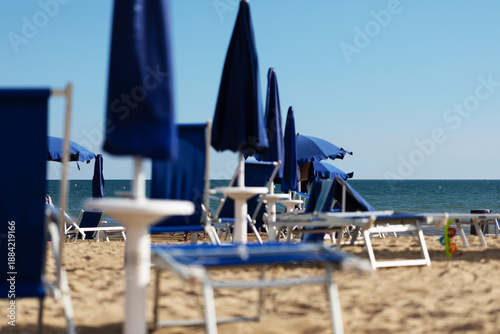 Fotografie vista su una fila di ombrelloni che si estende dalla spiaggia verso il mare e l'