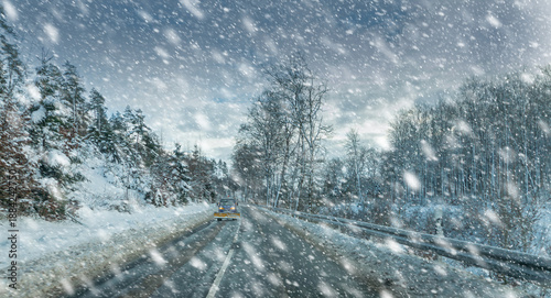 Fahrt zwischen Horn und Feldrom bei Schneefall-bearbeitet