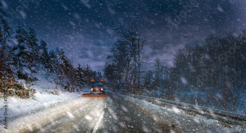 Fahrt zwischen Horn und Feldrom bei Schneefall-bearbeitet