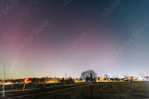 Polarlichter über Tostedt in Niedersachsen – Aurora Borealis über Feldern