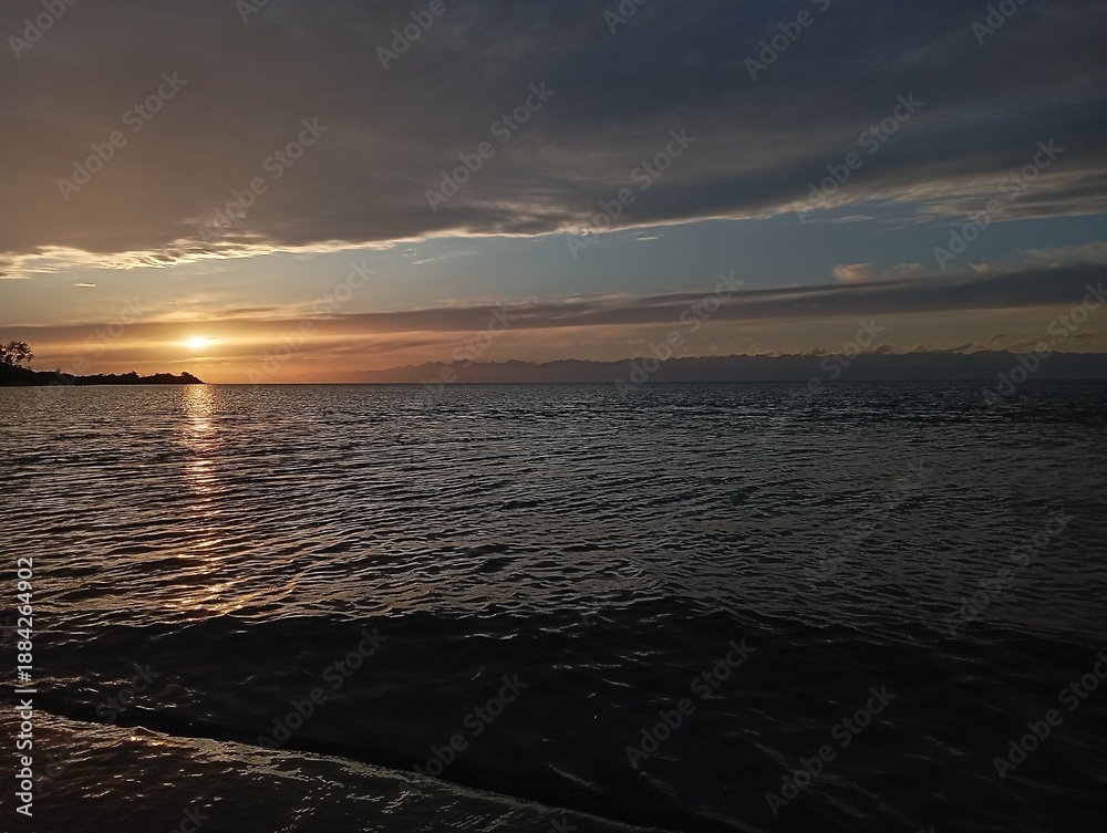 Obraz premium sunset over the sea