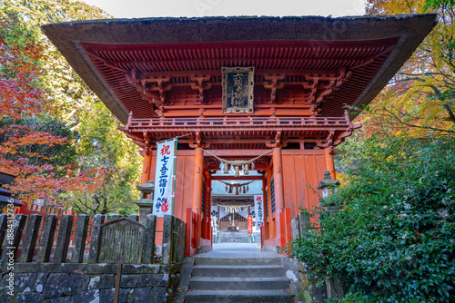 Tableau sur toile 六殿神社の楼門と紅葉（熊本市）