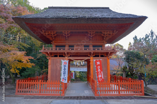 六殿神社の楼門と紅葉（熊本市）