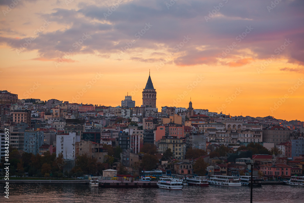 Obraz premium The Galata Tower at dawn. Magnificent cityscape of Istanbul in the morning.